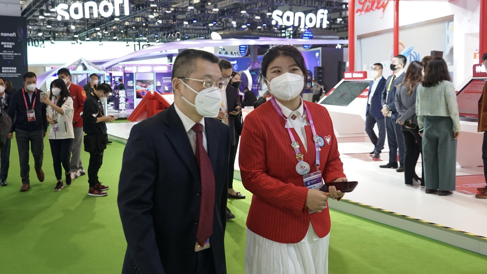 20221109170023301900.jpg 综合接待岗志愿者向陆靖校长介绍场馆