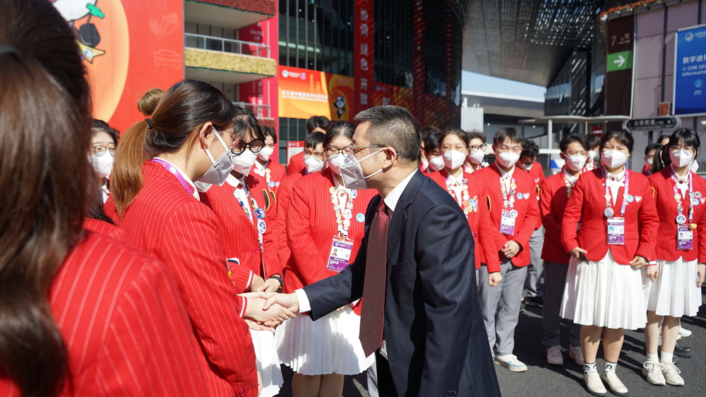 20221109170023124900.jpg 陆靖校长亲切问候志愿者们