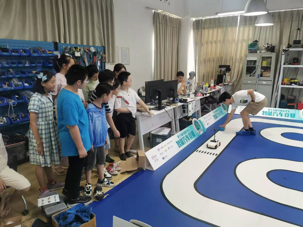 20240911235813584200.jpg 智能车参观