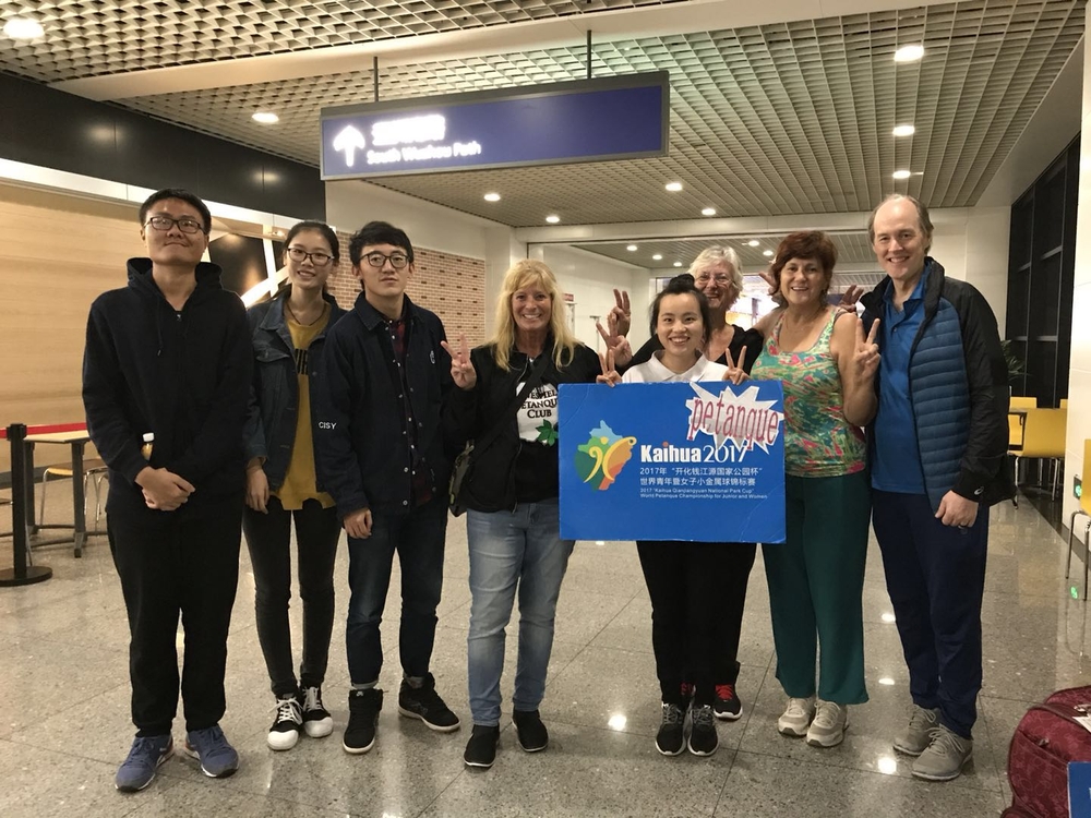 我校志愿者浦东机场接机引导