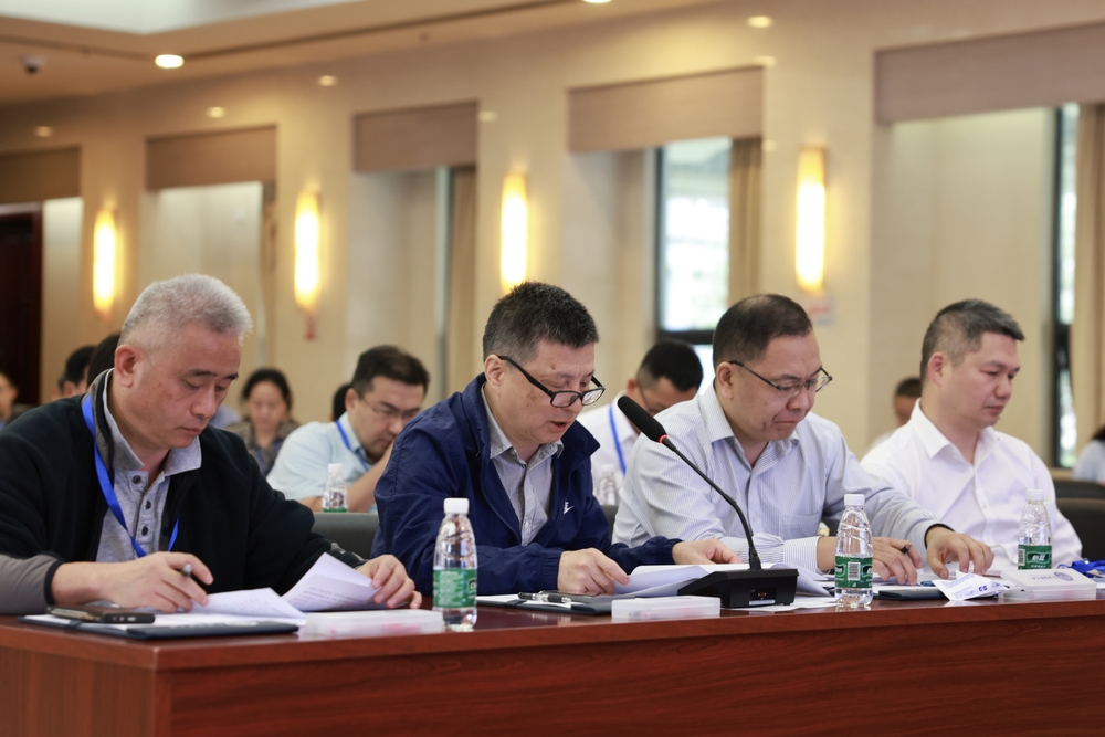 20231008105243091700.jpg 与会人员交流发言