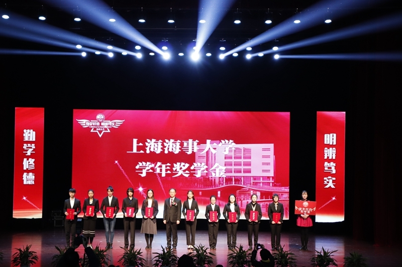 党委书记金永兴为获奖同学颁奖 党委书记金永兴为获奖同学颁奖