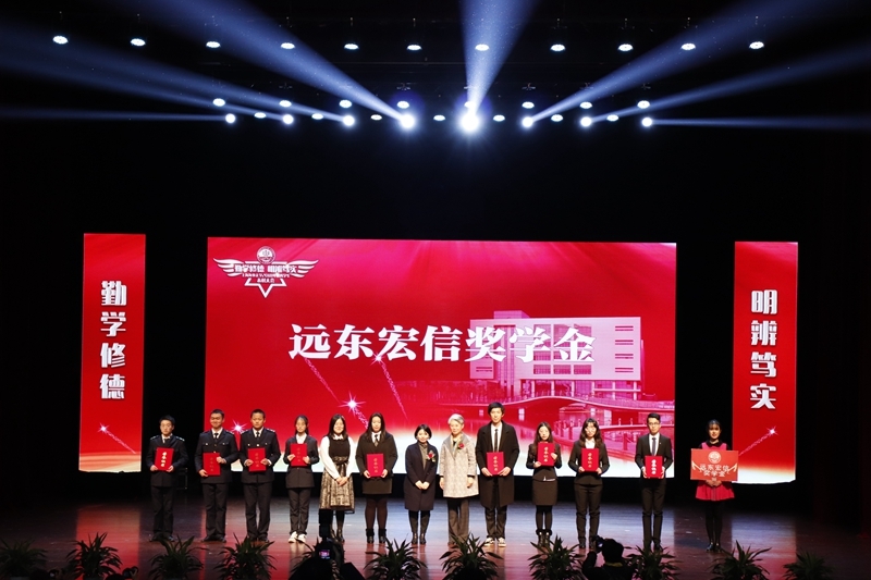 党委副书记、纪委书记门妍萍为获奖同学颁奖 党委副书记、纪委书记门妍萍为获奖同学颁奖