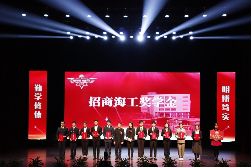 副校长施欣为获奖代表颁奖 副校长施欣为获奖代表颁奖