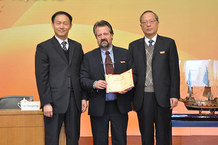 於世成书记、金永兴副校长与朱伯彦先生合影