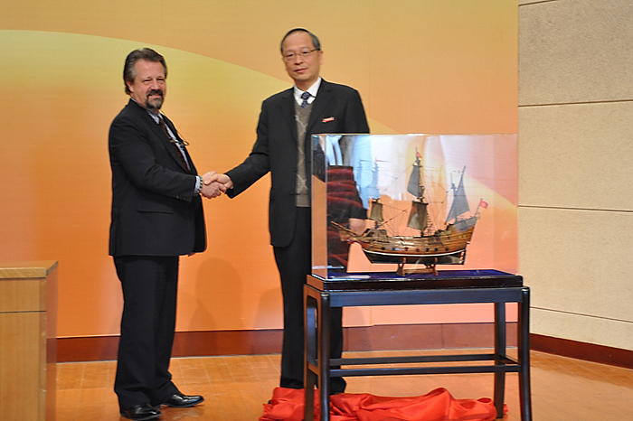 於世成书记代表学校接受古船模捐赠