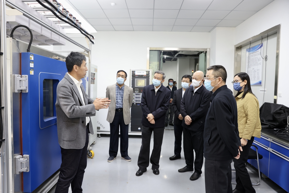 何建中、徐祖远一行参观学校上海市重型破冰船关键钢材协同创新中心。