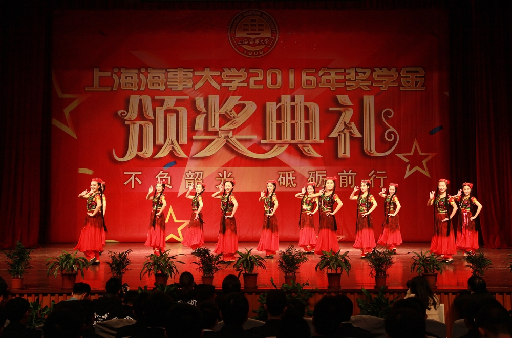 校舞蹈团表演