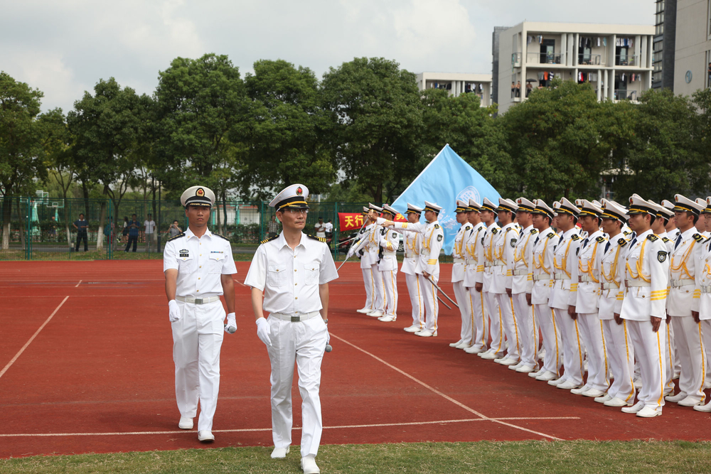 黄有方校长检阅军训方队