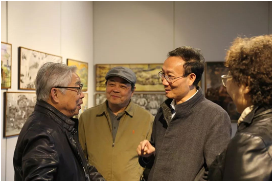 黄有方校长与唐小禾主任在展览现场交流