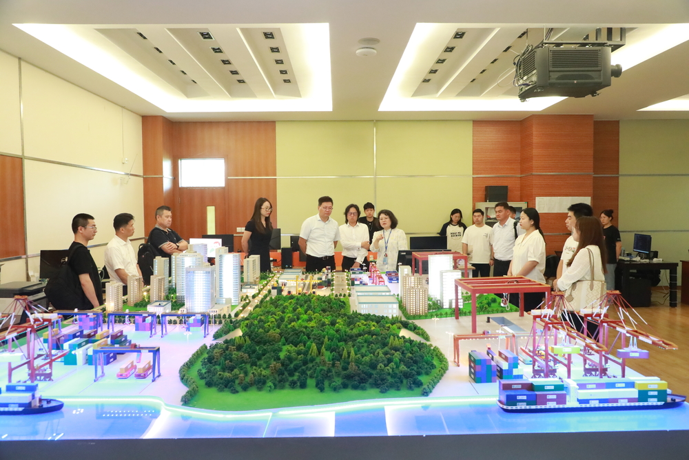 20230921124412940000.jpg 参观实验室1