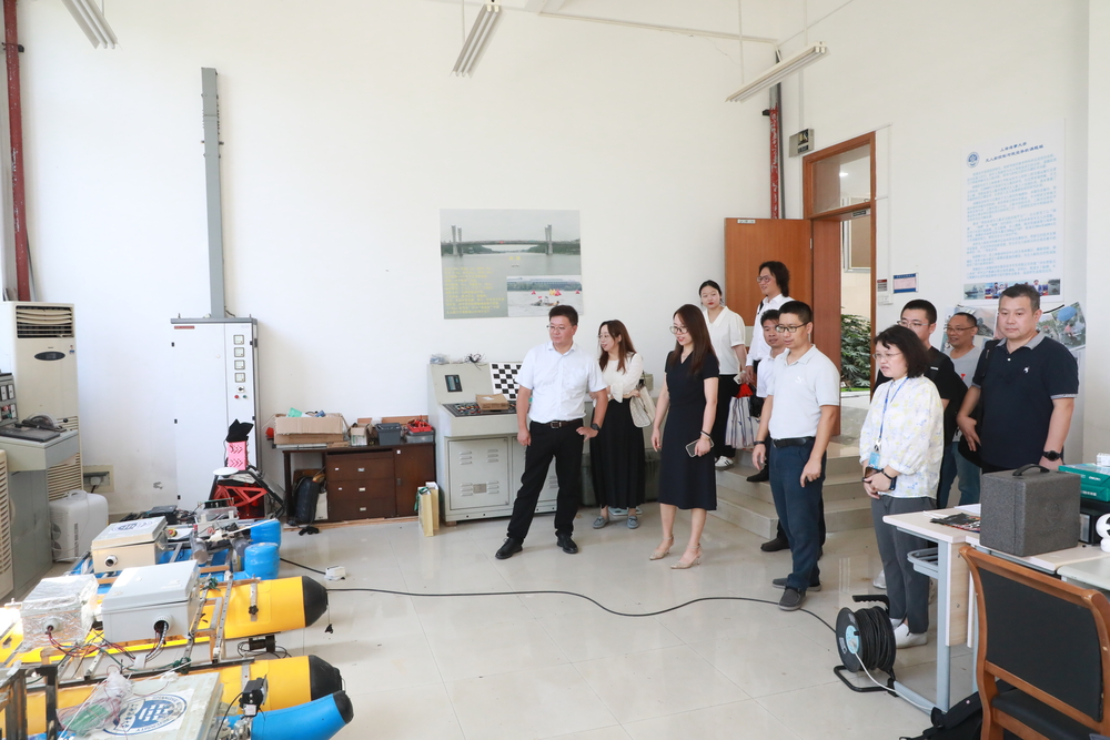 20230921124415608100.jpg 参观实验室2