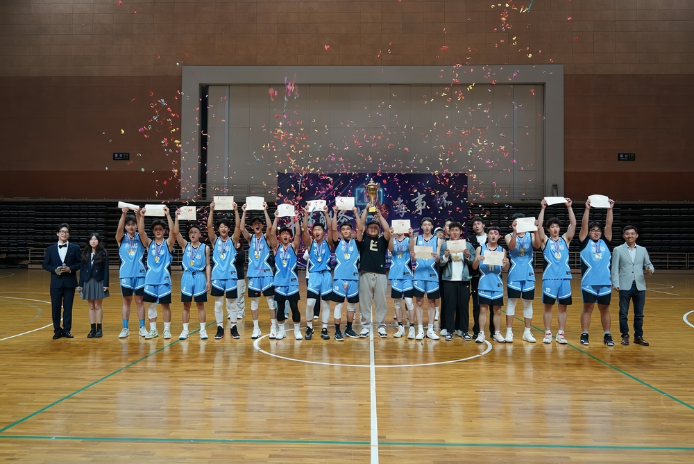 20240510031200046200.jpg 为冠军球队颁奖