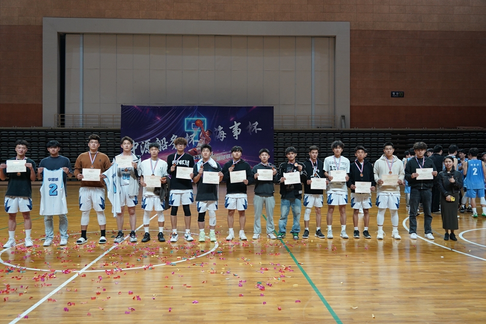 20240510031200245600.jpg 为季军球队颁奖