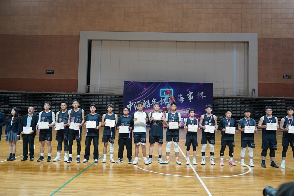 20240510031200147600.jpg 为亚军球队颁奖