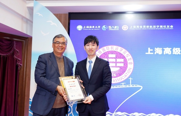 余思勤常务副院长为校友“创意之星”获奖者颁发荣誉证书 余思勤常务副院长为校友“创意之星”获奖者颁发荣誉证书