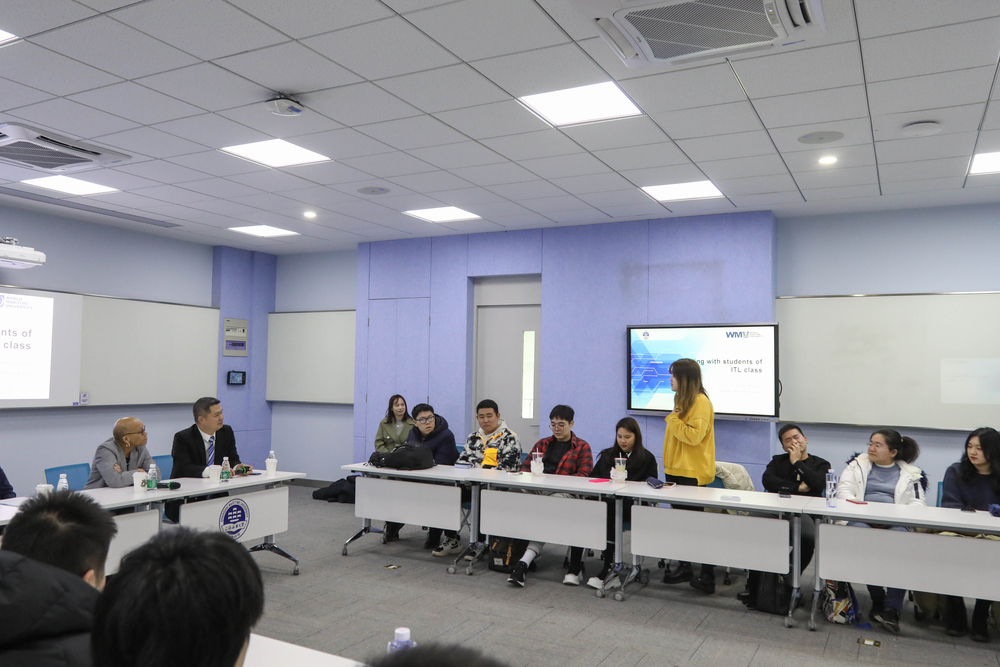 20230226052342460000.jpg 杜姆比亚-亨利校长与合作办学项目学生代表会面