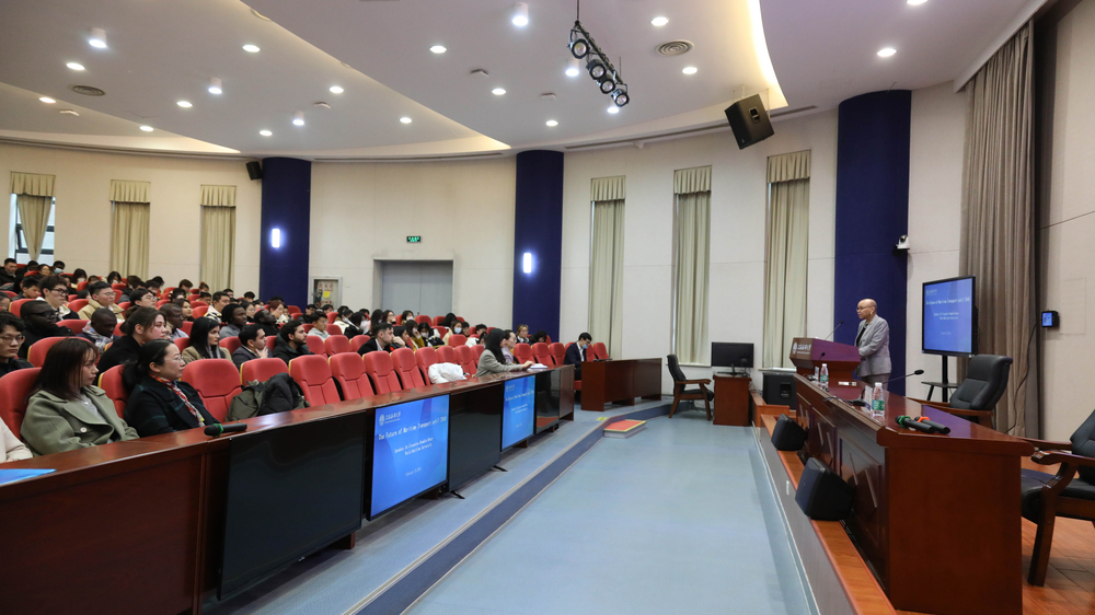 20230226052342554100.jpg 杜姆比亚-亨利校长为学校师生开设讲座