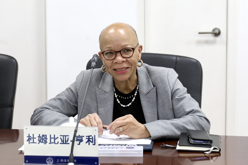 20230226052342087700.jpg 杜姆比亚-亨利校长致辞