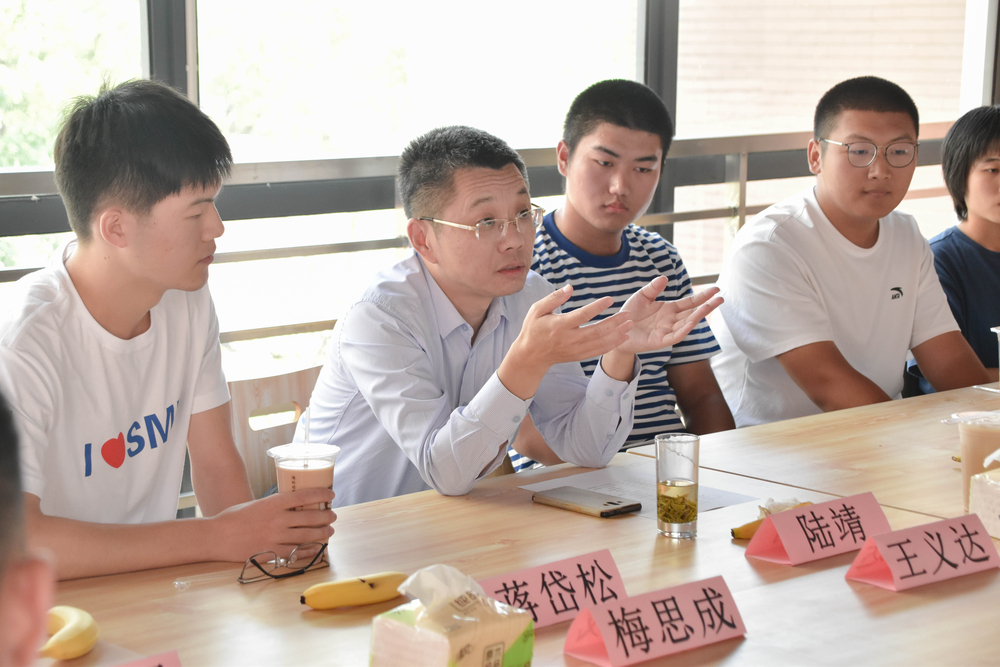 20211003081919362500.jpg 陆靖校长和同学们交流