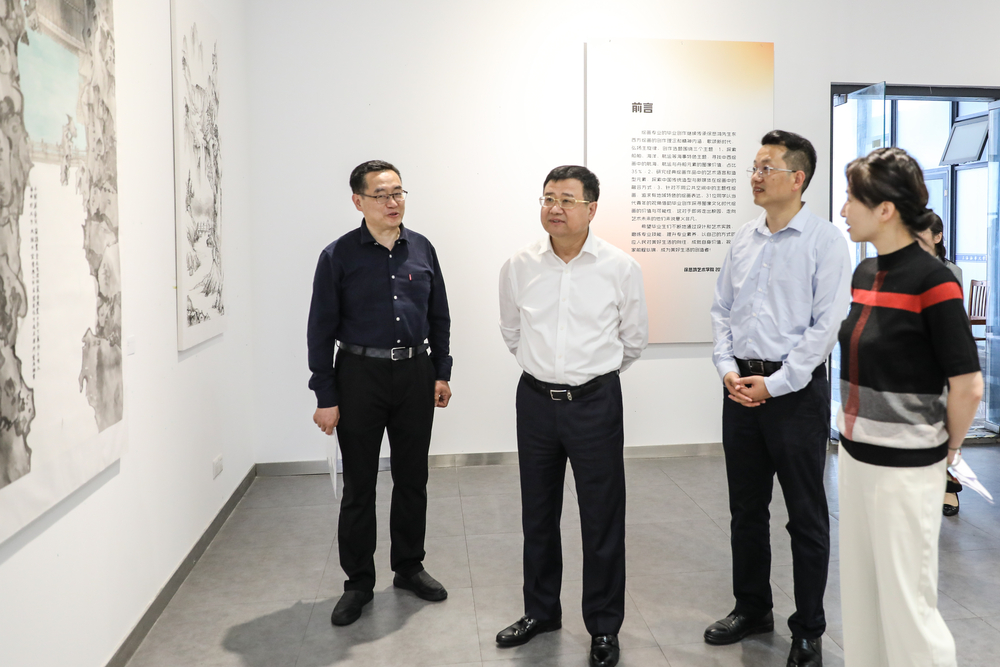 20240613124812719900.jpg 参观展览现场