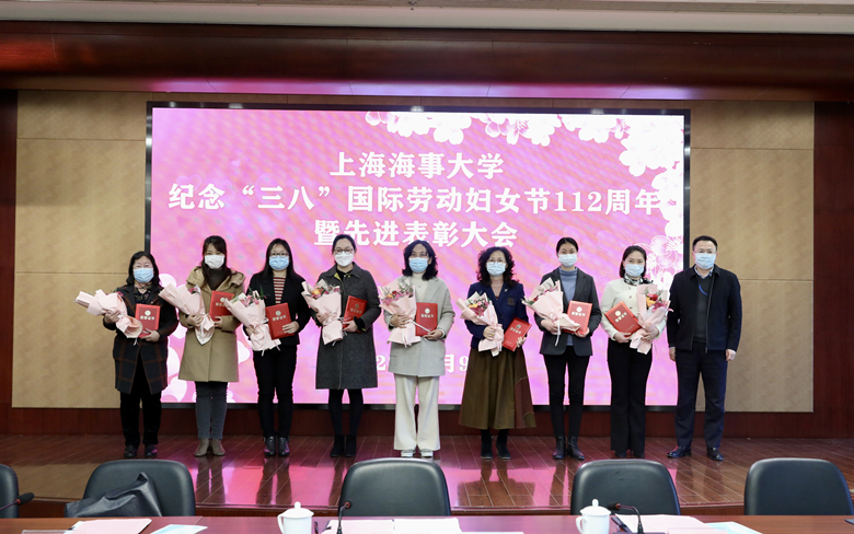 20220310011317537700.jpg 栗建华副校长为上海海事大学比翼双飞模范佳侣颁奖