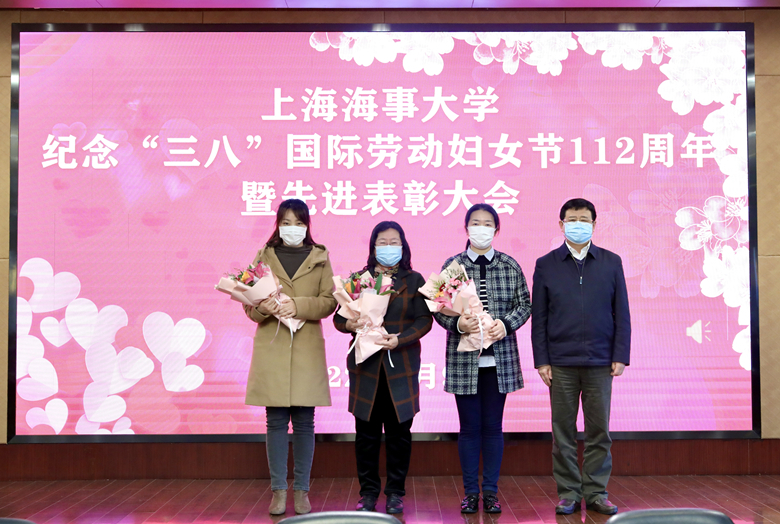 20220310011317450700.jpg 宋宝儒书记为荣获上海市教育系统第二届最美家庭提名奖、第十三届比翼双飞模范佳侣、比翼双飞模范佳侣提名奖的老师颁奖