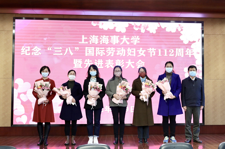 20220310011317185500.jpg 宋宝儒书记为荣获上海市三八红旗集体、上海市教育系统三八红旗手、三八红旗集体代表、巾帼建功标兵、巾帼文明岗称号的老师颁奖