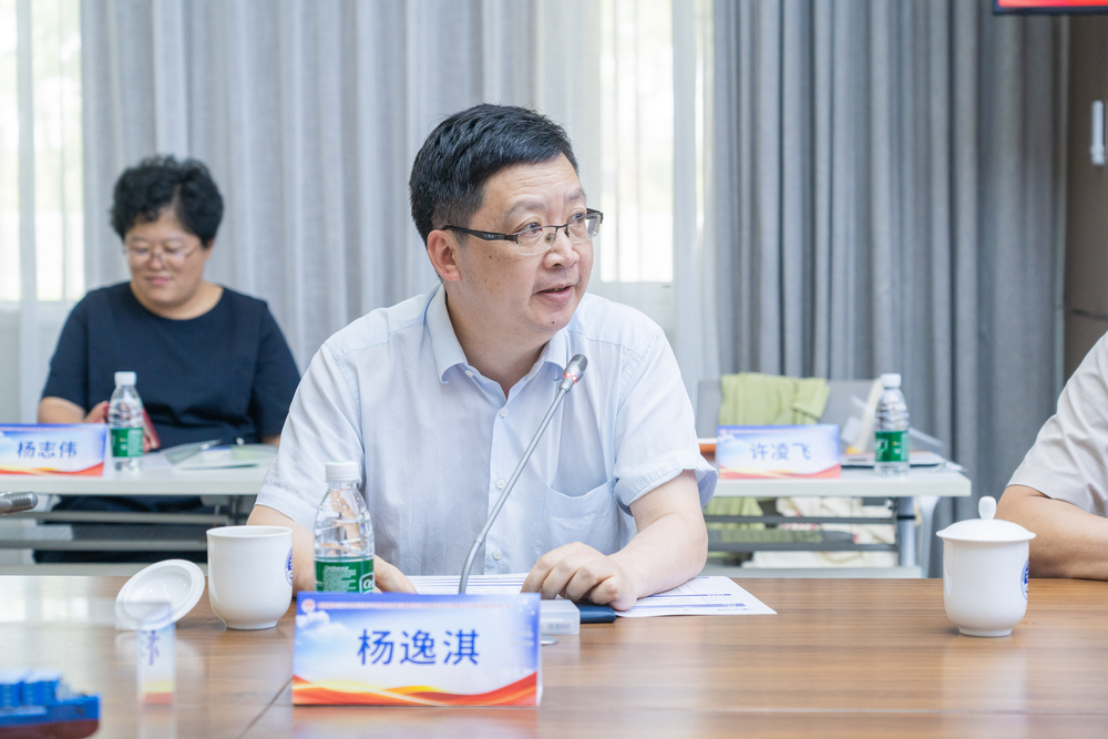 20240707092516205900.jpg 《文汇报》理论部主任杨逸淇主持第二阶段主旨发言