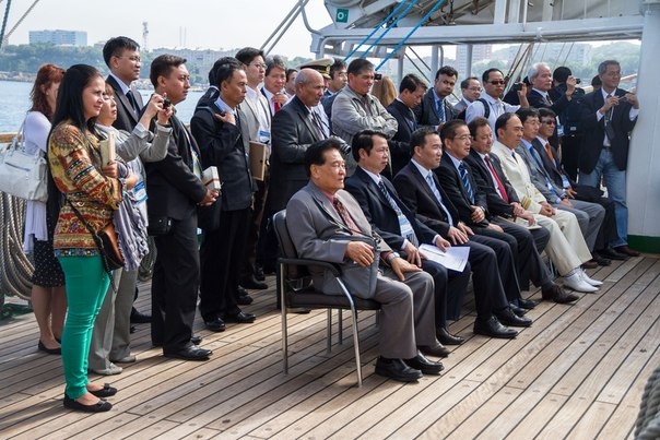 会议代表参观实习船” PALLADA”