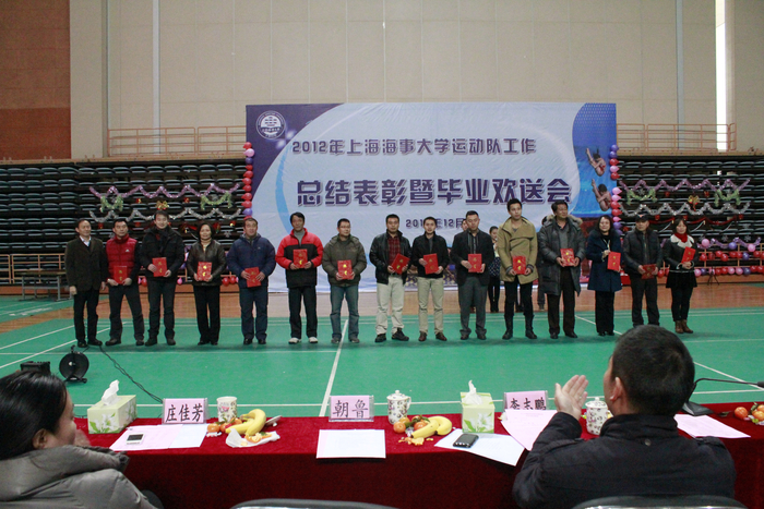 金永兴副校长为获得冠军运动队的“金牌教练员”颁奖