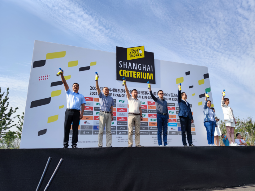 校党委副书记、副校长李志鹏出席发枪仪式