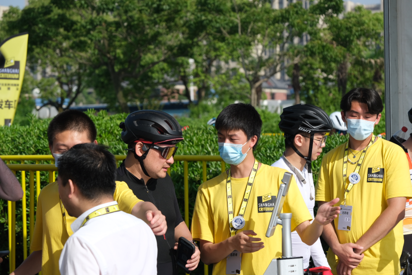 志愿者在入口处进行检录工作