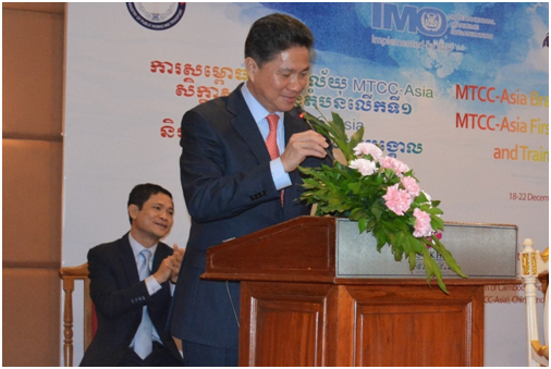 柬埔寨公共设施和交通部部长孙江涛在成立仪式上致辞