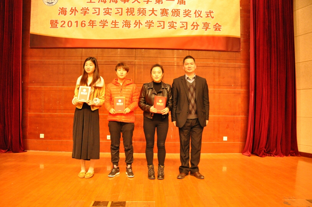 阮巍院长为视频大赛二等奖获奖代表颁奖