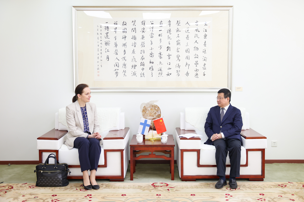 20250413003504117800.jpg 宋宝儒书记与马里卡·阿霍拉副总裁会谈
