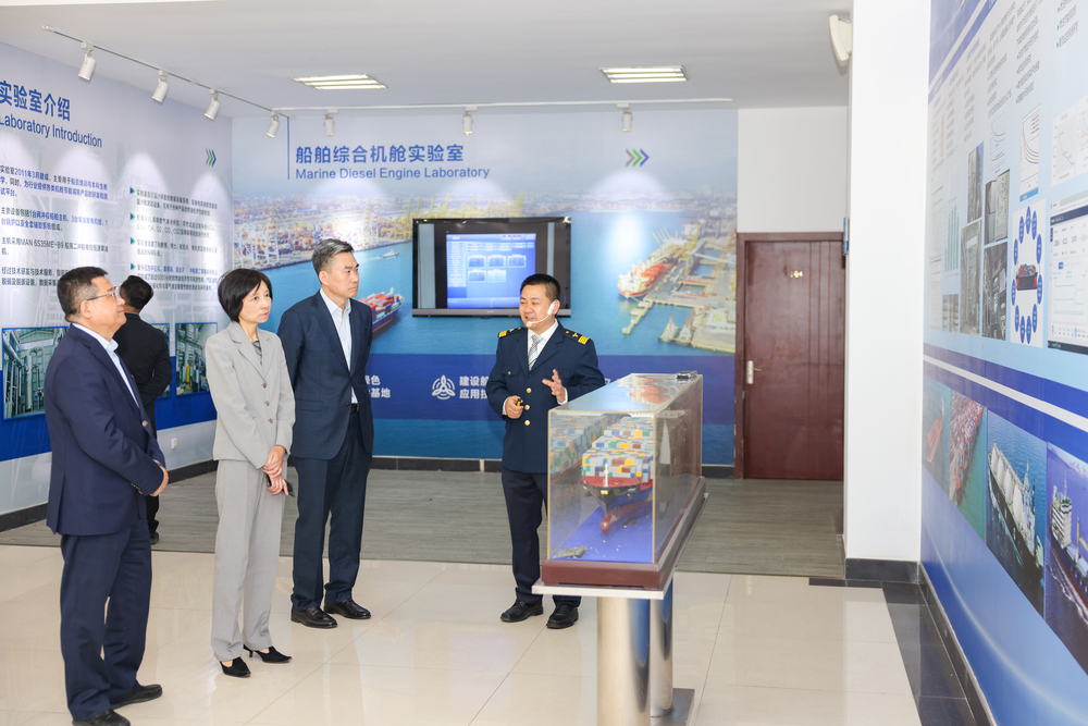 20250419032927992700.jpg 参观船舶机舱综合实验室