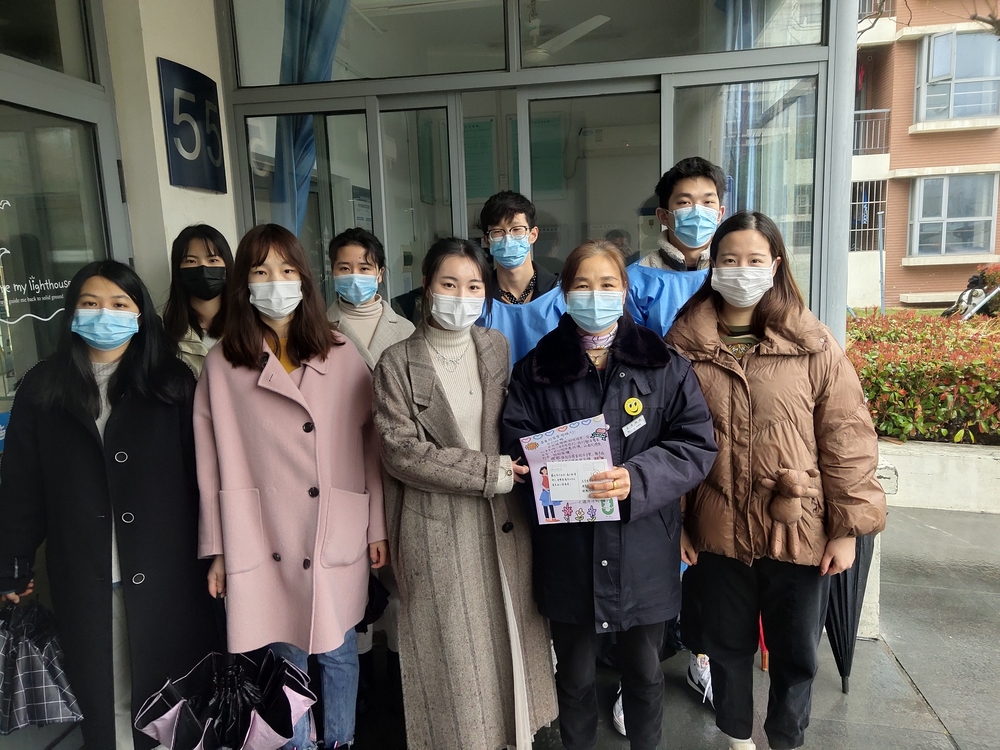 同学们向宿管工作人员送上感谢信