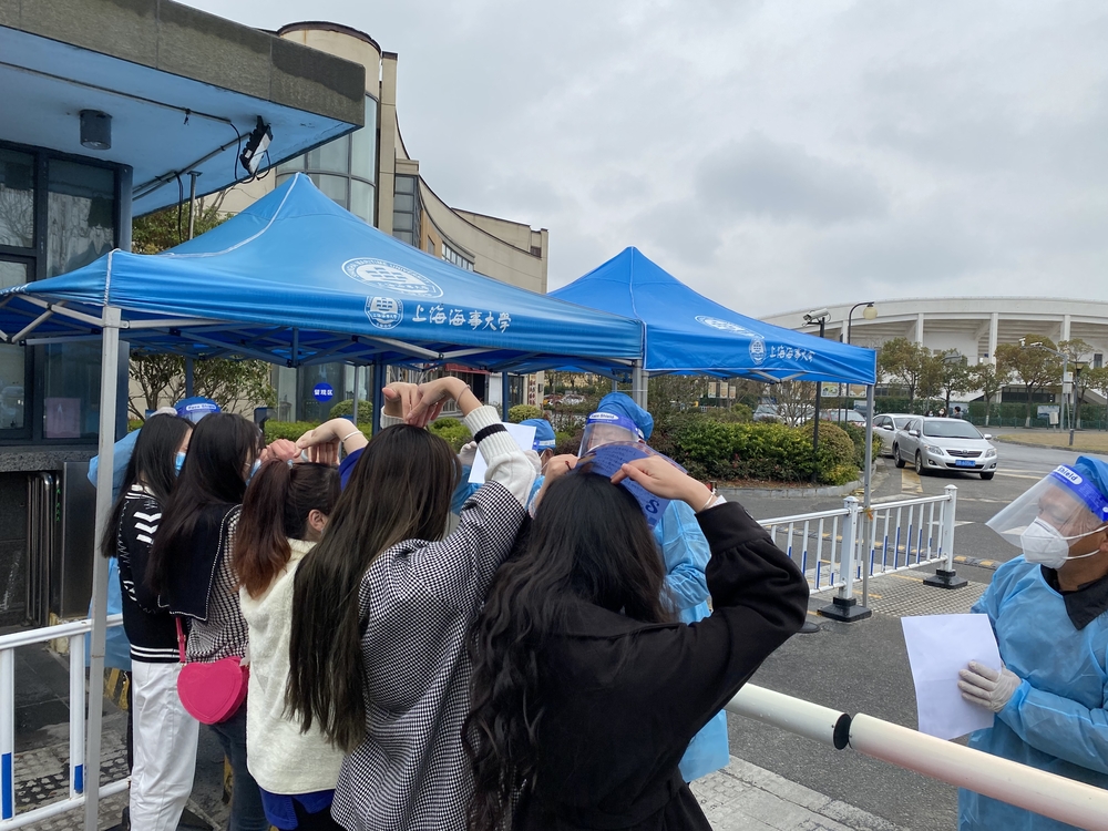 同学们向保安工作人员致谢