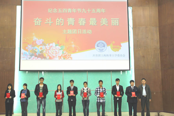 孔凡邨副校长为优秀团支部代表颁发荣誉证书