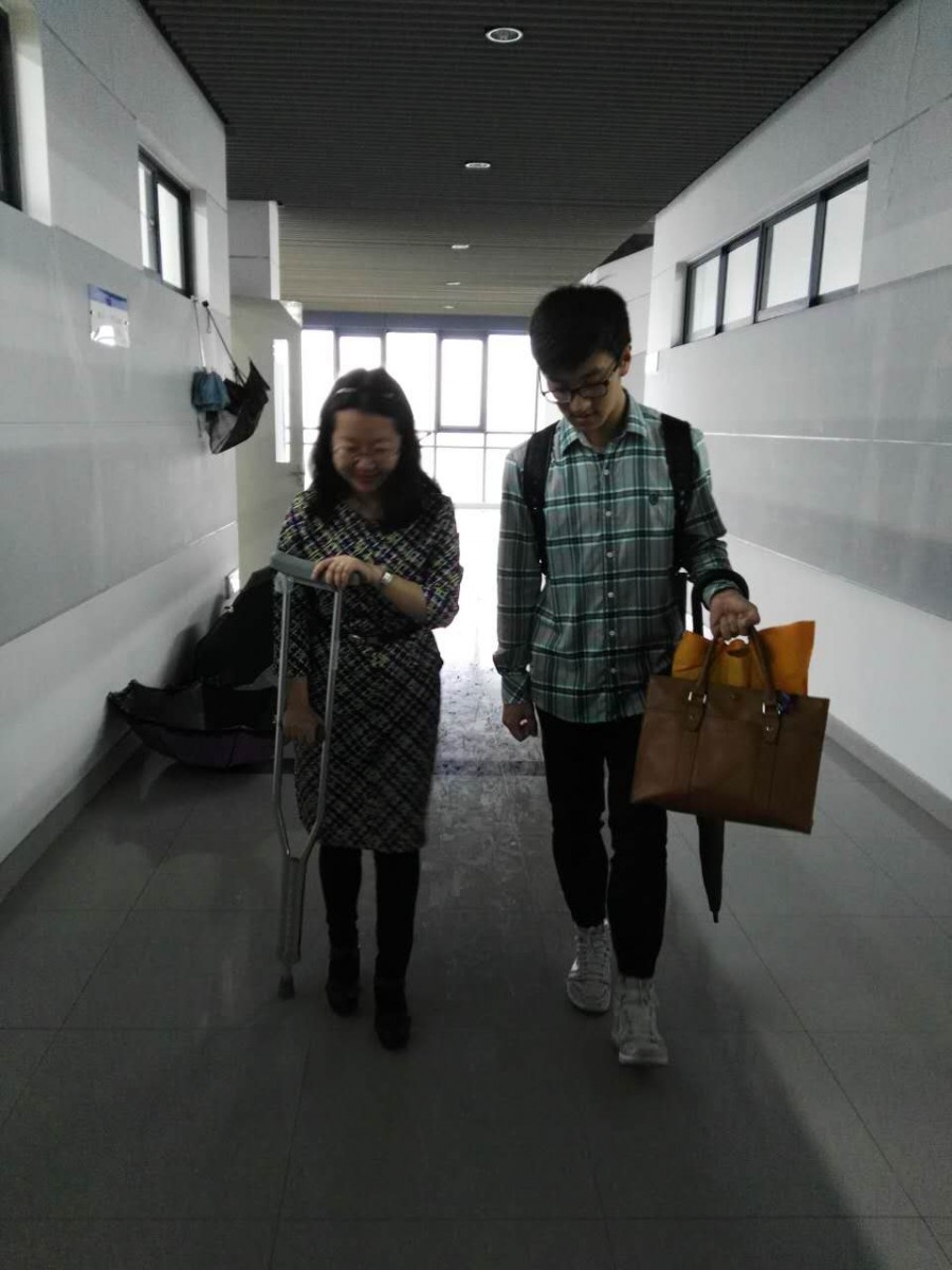 郭海霞老师走在教学楼