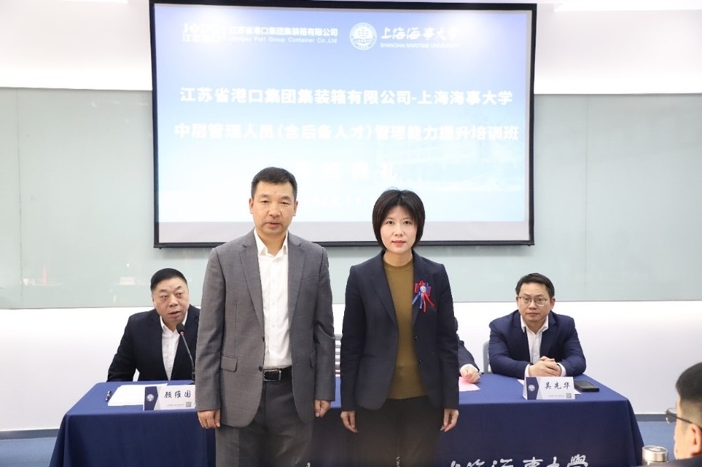 学校党委副书记、副校长李志鹏为学员代表佩戴校徽