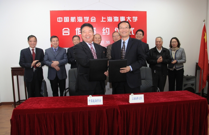 刘功臣副理事长与黄有方校长代表双方签订《期刊委托代管协议》