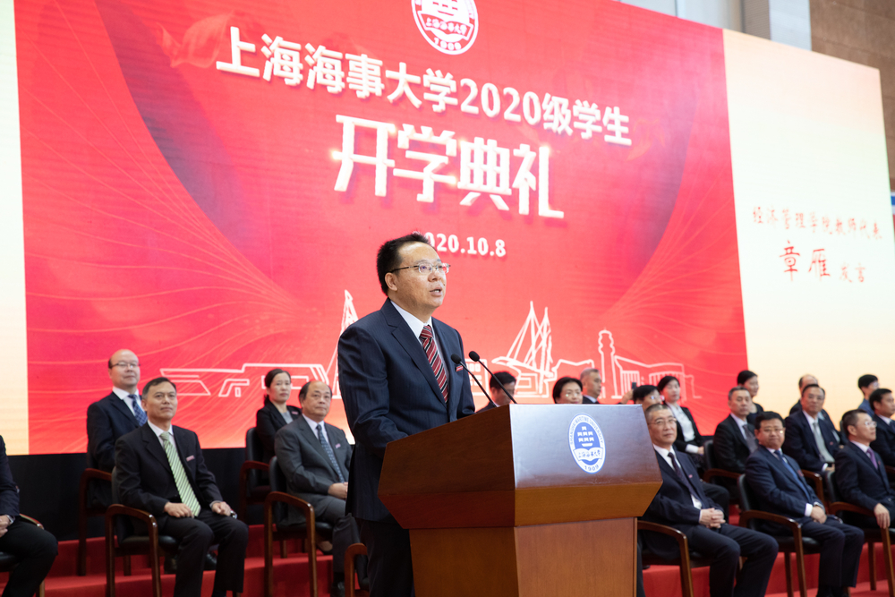 教师代表、经济管理学院章雁发言 教师代表、经济管理学院章雁发言
