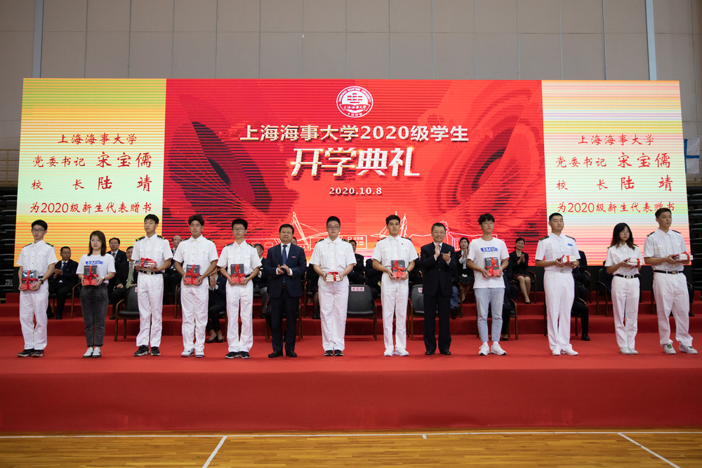 宋宝儒书记、陆靖校长为新生代表赠书 宋宝儒书记、陆靖校长为新生代表赠书