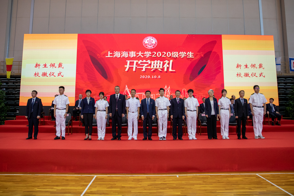 校领导为新生代表佩戴校徽 校领导为新生代表佩戴校徽