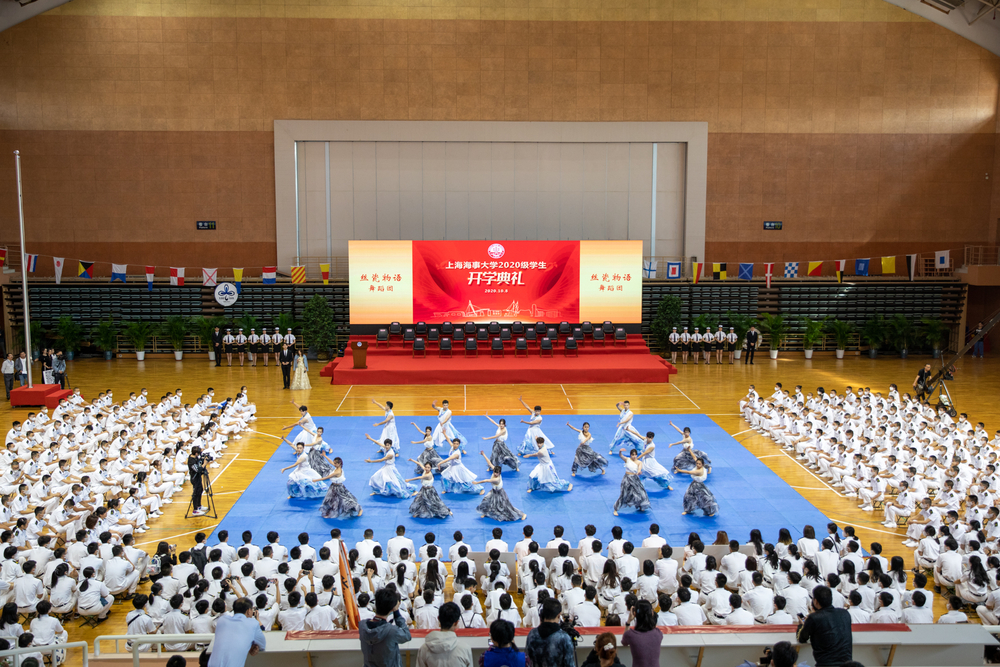 典礼正式开始前,校民乐团、室内乐团、舞蹈团、旗语队、军魂团、健美操队以及武术队献上精彩表演 典礼正式开始前,校民乐团、室内乐团、舞蹈团、旗语队、军魂团、健美操队以及武术队献上精彩表演