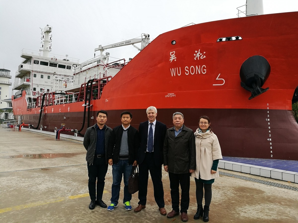 2016年11月21日,英国GTT Training公司代表参观我校“吴淞”号,GTT Training 是法国GTT公司设在英国的培训公司,具有先进的LNG货物操作模拟器和训练软件