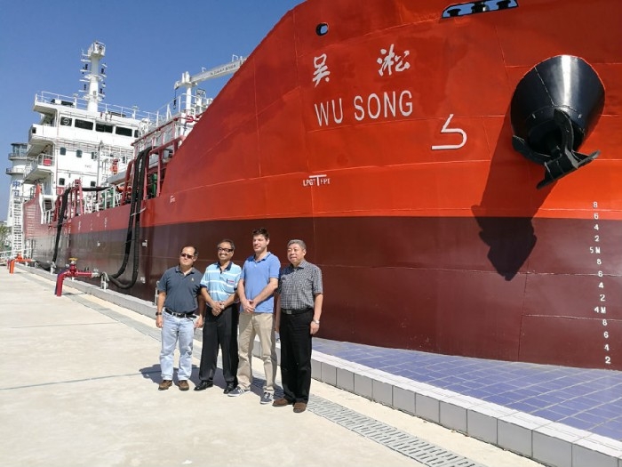 2016年9月25日,亚洲第一大油船公司新加坡OCEAN TANKERS公司代表参观我校“吴淞”号,双方就特种船船员培训情况交换了意见 2016年9月25日,亚洲第一大油船公司新加坡OCEAN TANKERS公司代表参观我校“吴淞”号,双方就特种船船员培训情况交换了意见