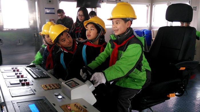 2017年2月,临港“儿童大学”的“小大学生”们,在“吴淞”号上当起了“小小船长” 2017年2月,临港“儿童大学”的小大学生们,在“吴淞”号上当起了“小小船长”